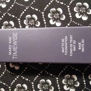 Mary Kay Matte 3D Ivory 140 foundation